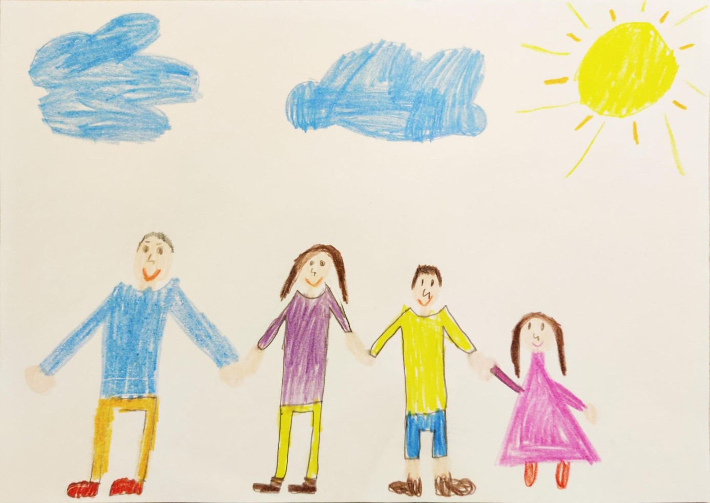 Rysunek dziecka przedstawiający czteroosobową rodzinę